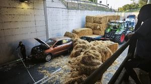 Trattore sterza e rovescia le balle di fieno su due auto e due moto a Romano -Foto