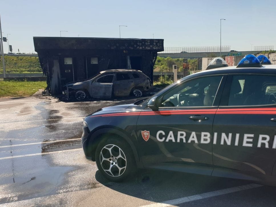 Auto in fiamme in via Spino a Bergamo, nube nera visibile a km di distanza - Foto