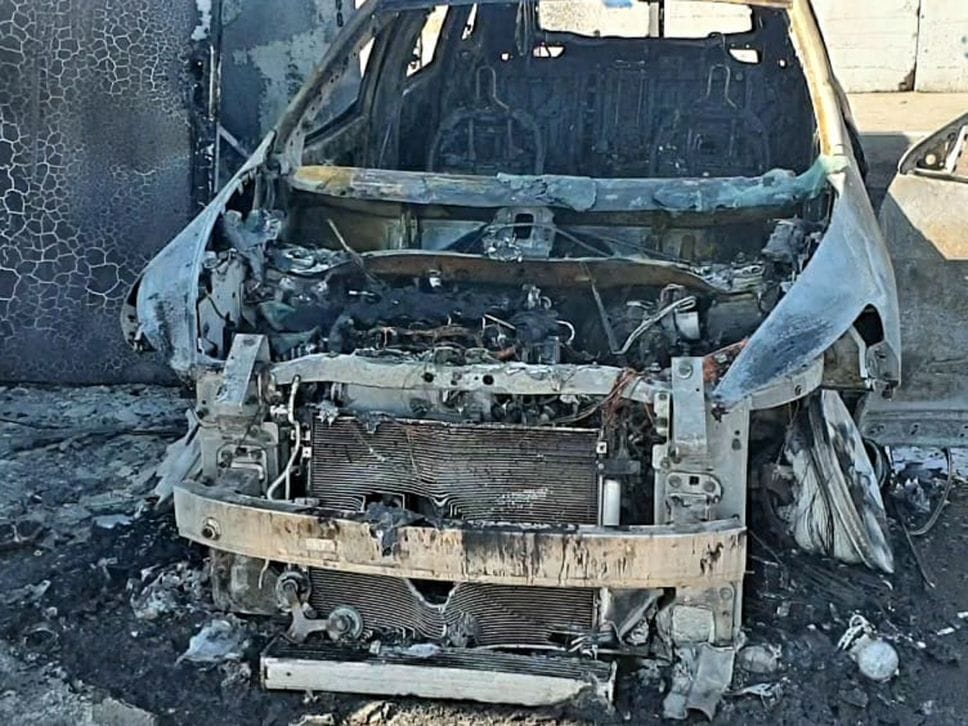 Auto in fiamme in via Spino a Bergamo, nube nera visibile a km di distanza - Foto