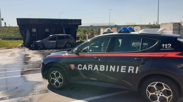Auto in fiamme in via Spino a Bergamo, nube nera visibile a km di distanza