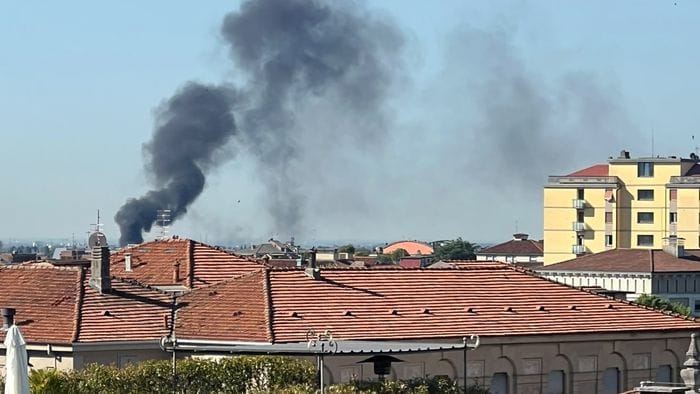 https://storage.ecodibergamo.it/media/photologue/2026/7/3/photos/cache/auto-in-fiamme-in-via-spino-a-bergamo-nube-nera-visibile-a-km-di-distanza_af5c5e80-76b0-11f1-bd3a-3401d77c26ea_1920_1080_v3_large_16_9.jpeg