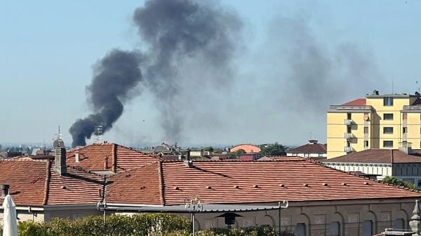 Auto in fiamme in via Spino a Bergamo, nube nera visibile a km di distanza