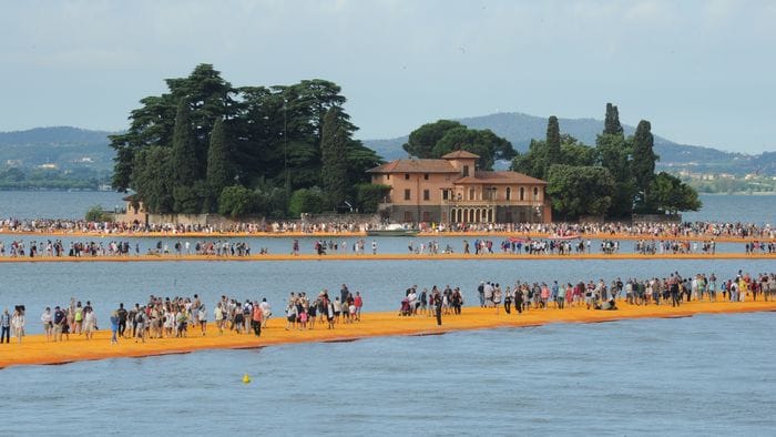 https://storage.ecodibergamo.it/media/photologue/2026/7/3/photos/cache/floating-il-lago-dopo-christo-e-da-record-400mila-turisti-in-piu-rispetto-a-10_96527934-764b-11f1-bd3a-3401d77c26ea_1920_1080_v3_large_16_9.jpg