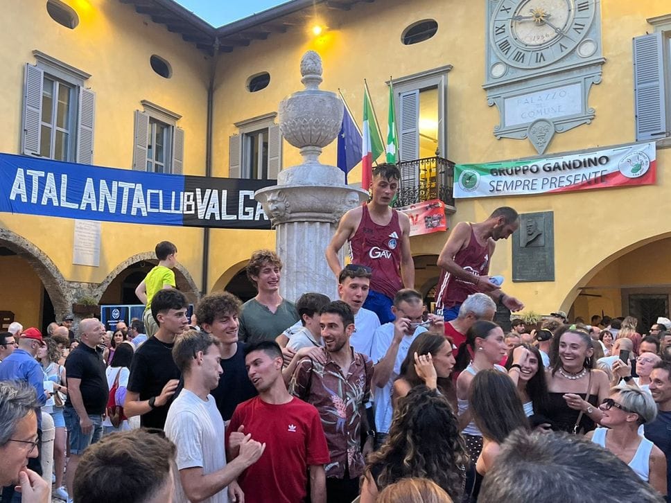 Mirko Nicoli ha vinto la spettacolare corsa delle uova di Gandino - Foto e video