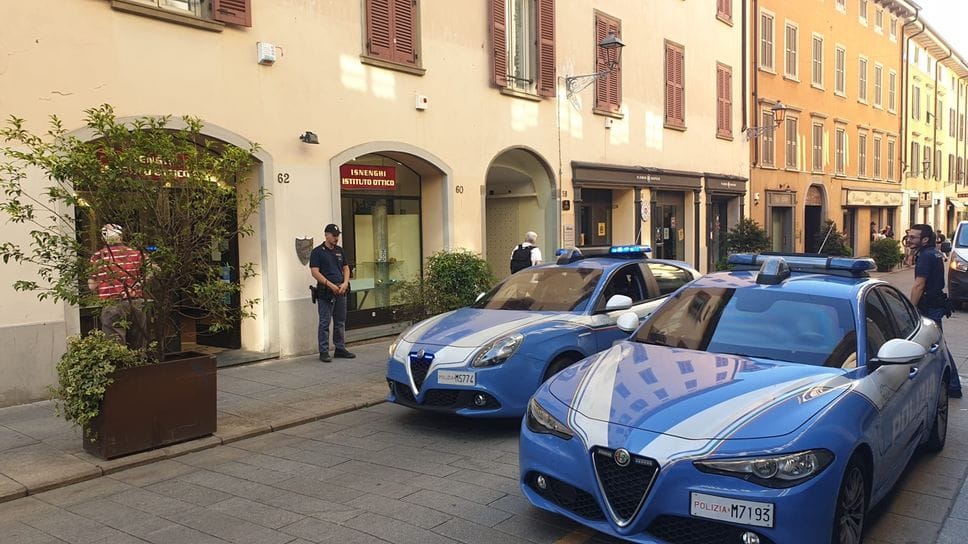 Tentata spaccata in centro a Bergamo: colpita l’Ottica Isnenghi di via Tasso - Video