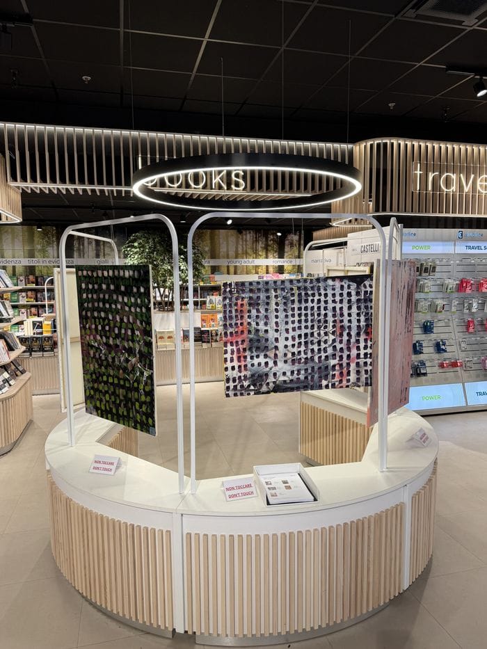Aeroporto, l’attesa si riempie con l’arte: nasce uno spazio dedicato ai giovani artisti