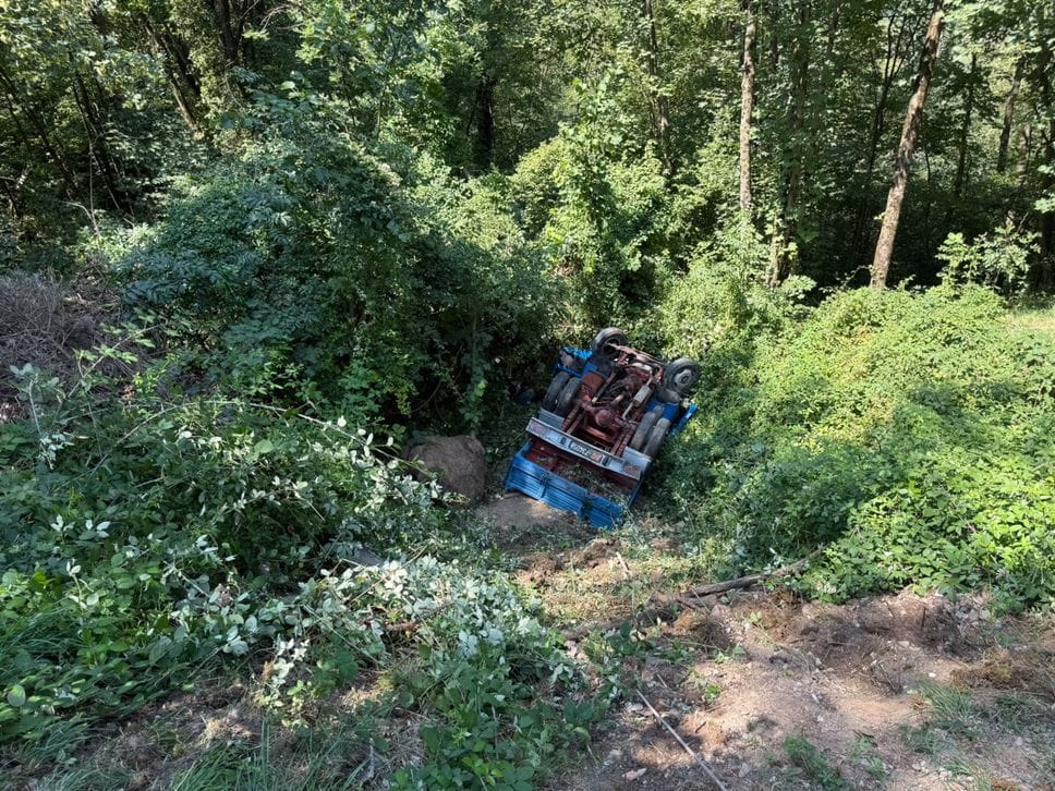 Berbenno, si ribalta con il furgone su una strada sterrata, muore 81enne