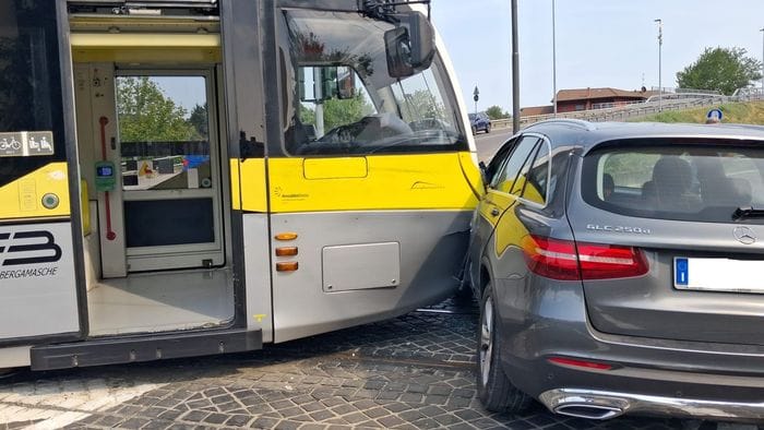 https://storage.ecodibergamo.it/media/photologue/2026/7/31/photos/cache/auto-contro-tram-a-torre-boldone-linea-della-teb-interrotta_7b3ee67e-8cfc-11f1-becc-c995854bca90_1920_1080_v3_large_16_9.jpg