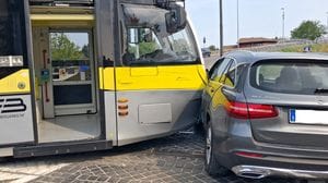 Auto contro tram a Torre Boldone: nessun ferito