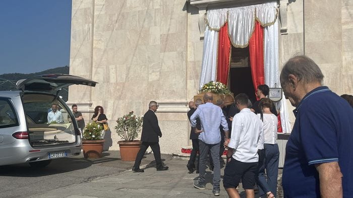 https://storage.ecodibergamo.it/media/photologue/2026/7/31/photos/cache/berzo-san-fermo-erbe-aromatiche-sul-feretro-per-laddio-al-giovane-chef_067b8c76-8c4c-11f1-becc-c995854bca90_1920_1080_v3_large_16_9.jpeg