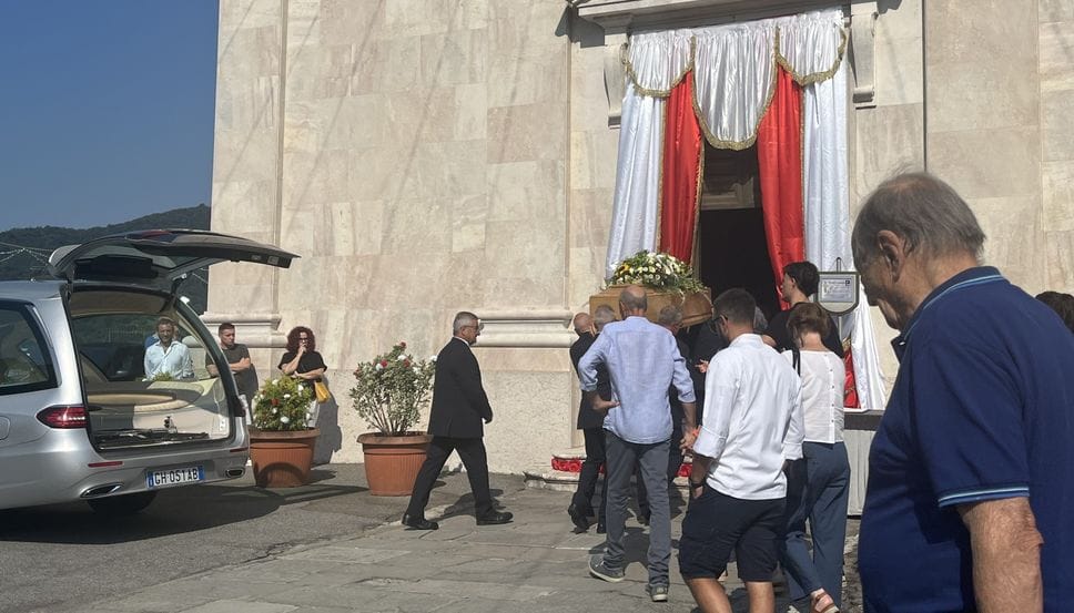 Berzo San Fermo, erbe aromatiche sul feretro per l’addio al giovane chef