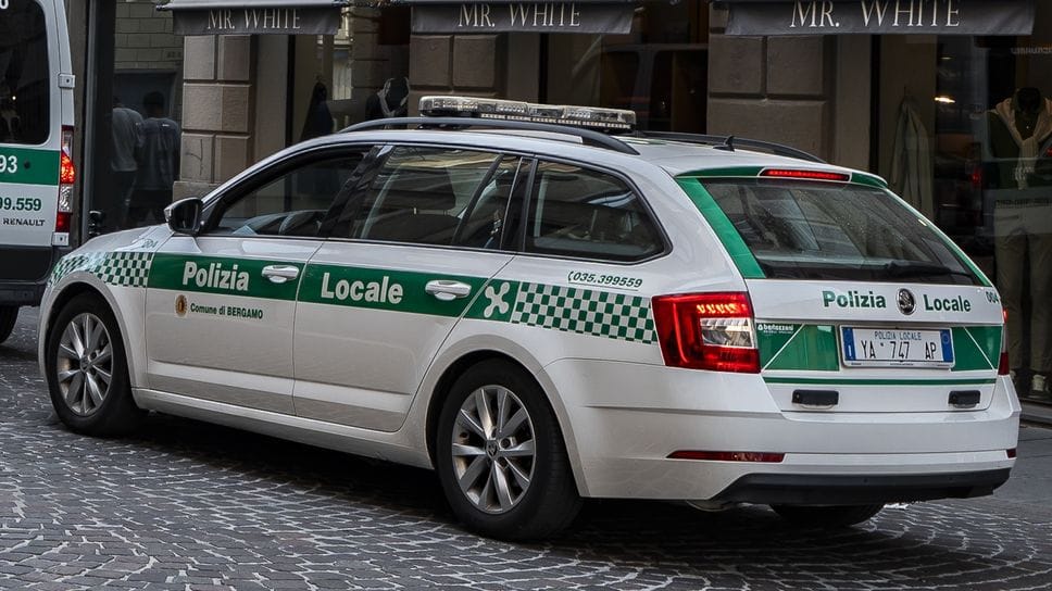 Dà in escandescenze fuori dalla mensa di via Bono, arrestato dalla polizia locale