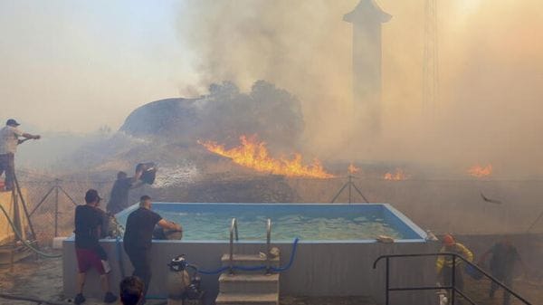 Greenpeace, incendi resi più probabili da crisi climatica