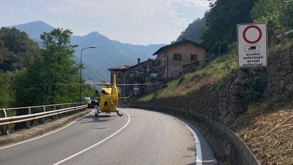 Moto fuori strada a Zogno, 70enne in ospedale con l’elisoccorso: è grave