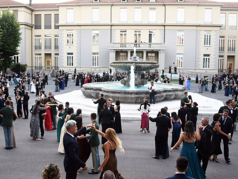 Gdf, il valzer d’onore dei cadetti. Poi lo show e il catering stellato - Foto e video