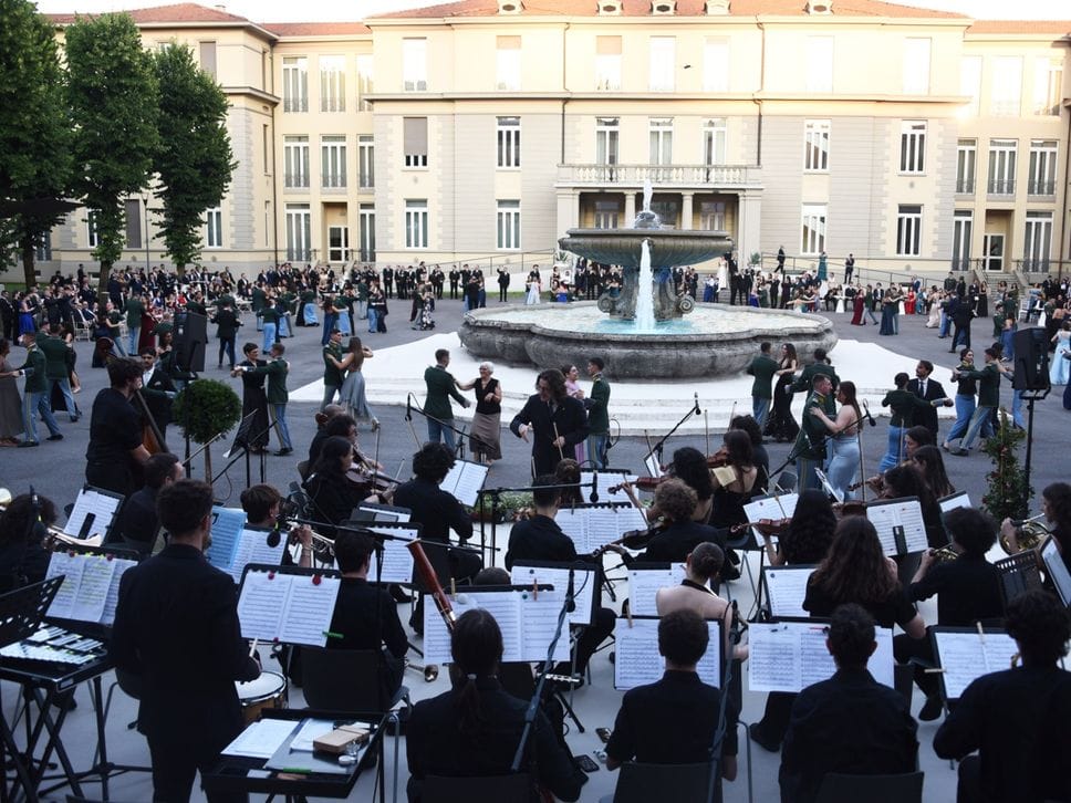 Gdf, il valzer d’onore dei cadetti. Poi lo show e il catering stellato - Foto e video
