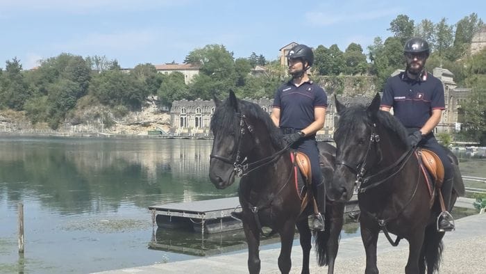 https://storage.ecodibergamo.it/media/photologue/2026/7/4/photos/cache/militari-a-cavallo-sulladda-contro-i-tuffi-vietati_a2b752c4-77a1-11f1-bd3a-3401d77c26ea_1920_1080_v3_large_16_9.jpg