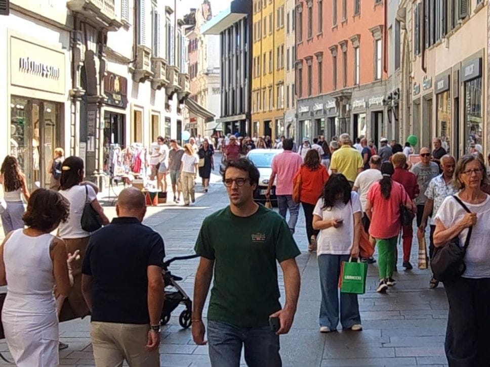 Saldi estivi al via a Bergamo tra shopping e promozioni. Il Luna Park retrò in centro - Foto