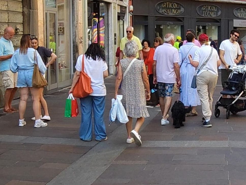 Saldi estivi al via a Bergamo tra shopping e promozioni. Il Luna Park retrò in centro - Foto