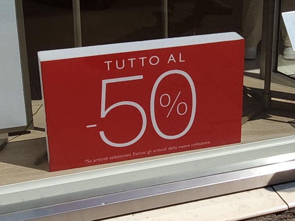 Saldi estivi al via a Bergamo tra shopping e promozioni. Il Luna Park retrò in centro - Foto
