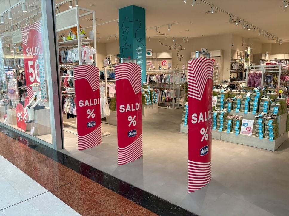 Saldi estivi al via a Bergamo tra shopping e promozioni. Il Luna Park retrò in centro - Foto