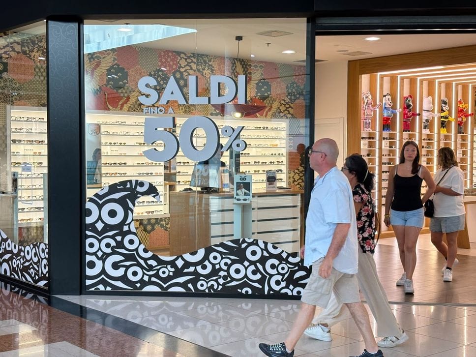Saldi estivi al via a Bergamo tra shopping e promozioni. Il Luna Park retrò in centro - Foto