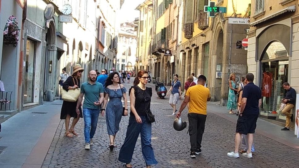 Saldi estivi al via a Bergamo tra shopping e promozioni. Il Luna Park retrò in centro - Foto