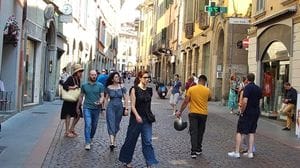 Saldi estivi al via a Bergamo tra shopping e promozioni. Il Luna Park retrò in centro - Foto