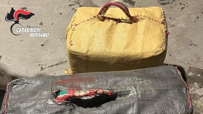 https://storage.ecodibergamo.it/media/photologue/2026/7/4/photos/cache/suisio-maxi-sequestro-di-droga-79-chili-di-hashish-in-unauto-sospetta_a6c49c14-7792-11f1-bd3a-3401d77c26ea_1920_1080_v3_large_16_9.jpeg