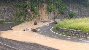 Valcanale, riaperta a senso unico alternato la strada dopo la caduta massi