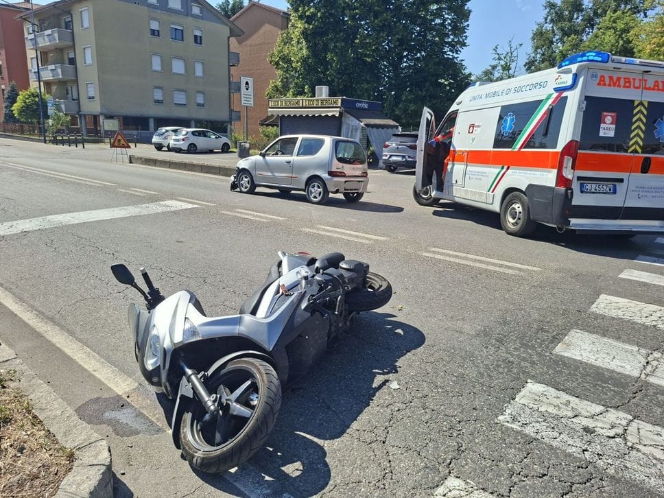 Canonica d’Adda, scontro tra auto e moto. Feriti padre e figlio