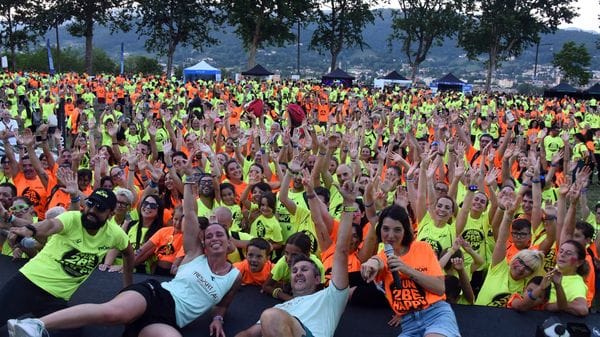 Invasione colorata per le vie di Città Alta. È la «Fluo Run» - Foto