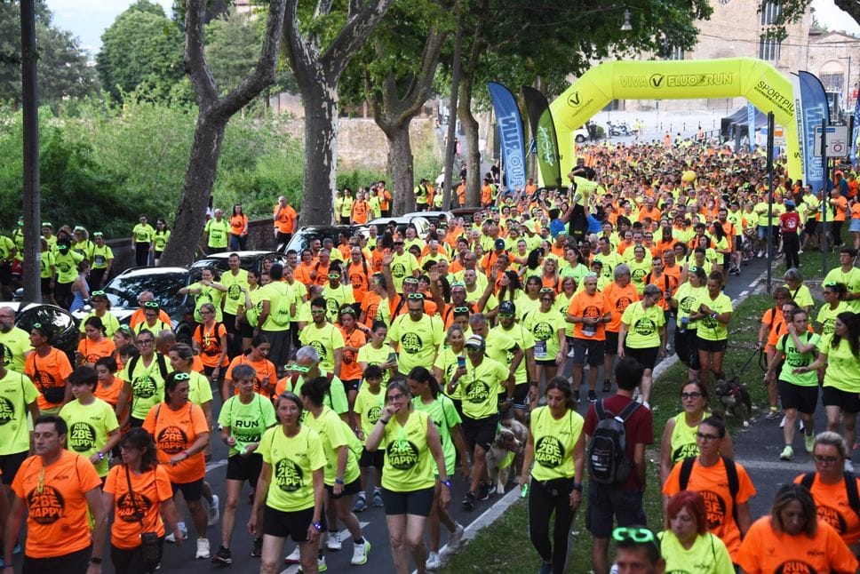 Invasione colorata per le vie di Città Alta. È la «Fluo Run» - Foto