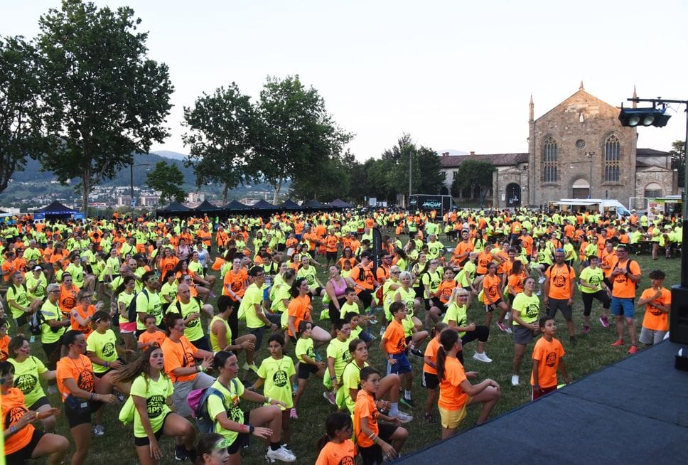 Invasione colorata per le vie di Città Alta. È la «Fluo Run» - Foto