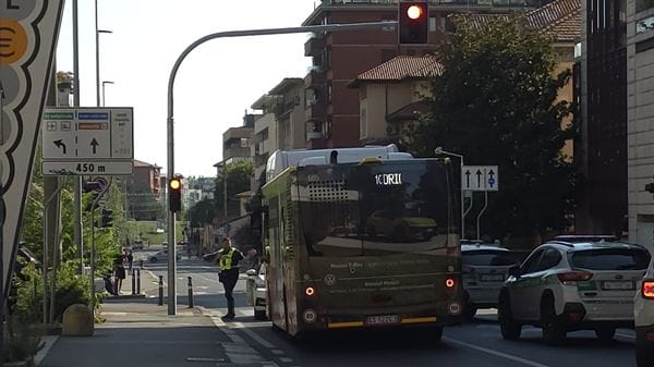 Scappa dai controlli dei vigili alla stazione di Bergamo, preso sul bus