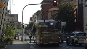 Scappa dai controlli dei vigili alla stazione di Bergamo, preso sul bus