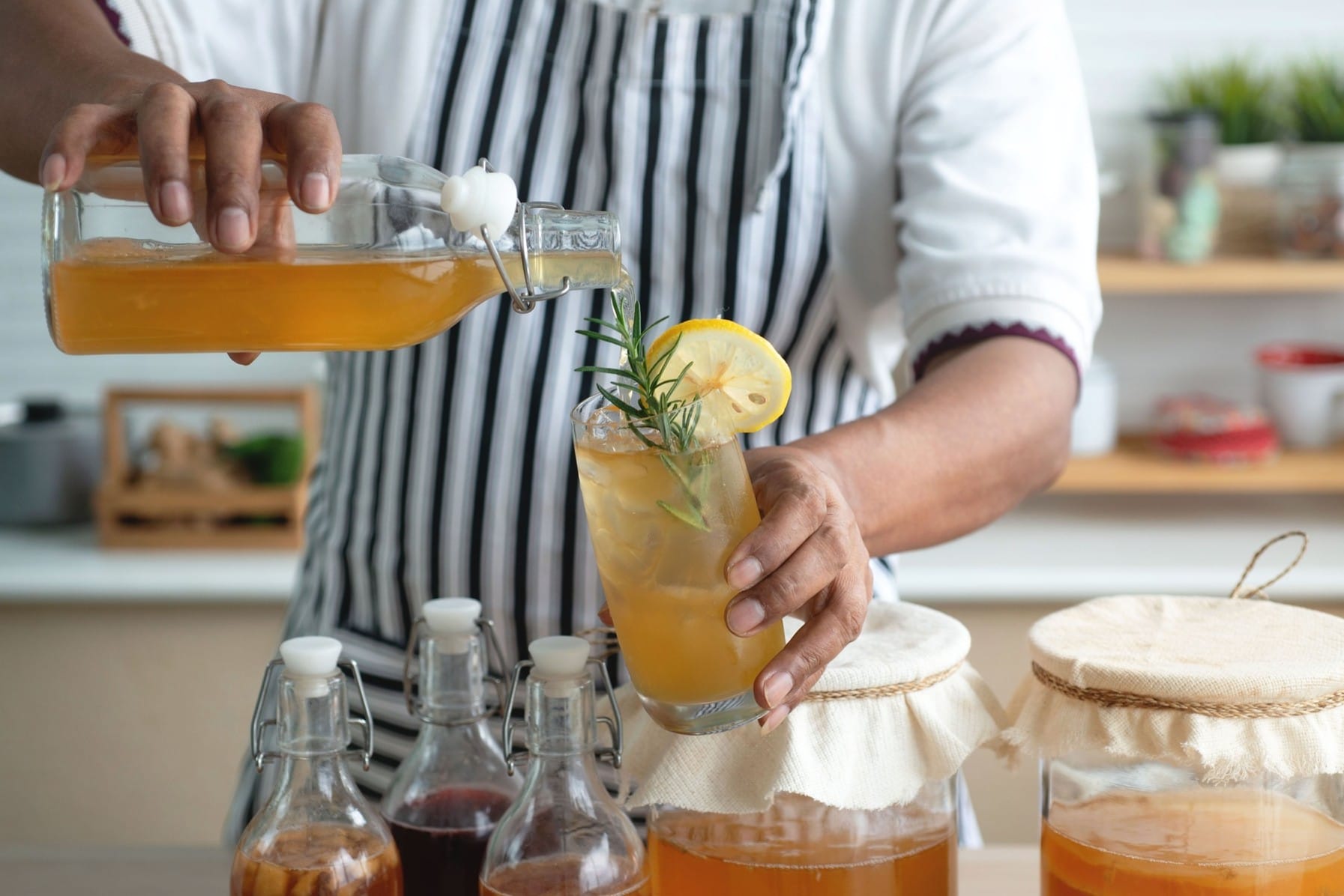 La pazienza ha un sapore antico. Perché la kombucha è la bevanda del momento?