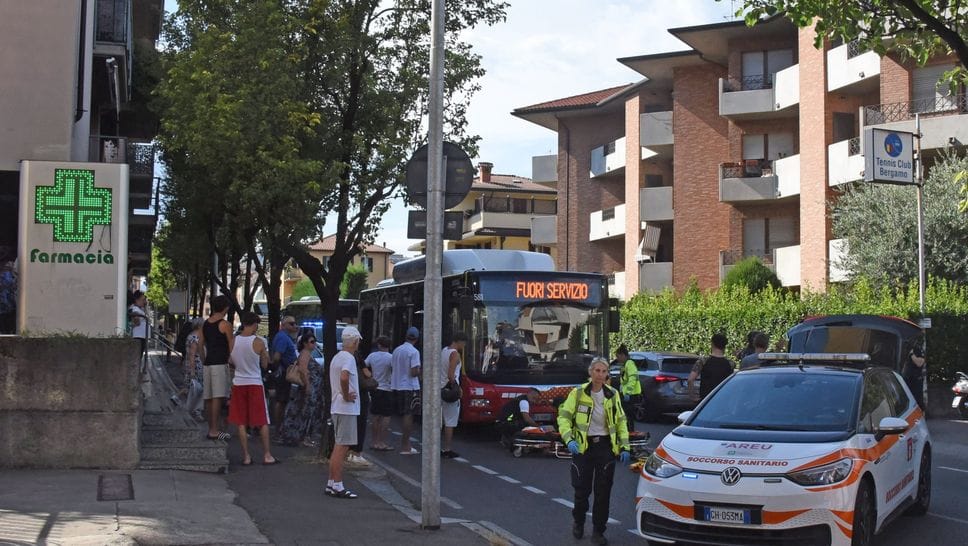 Schianto in moto in via Ruggeri da Stabello: ferito un 18enne