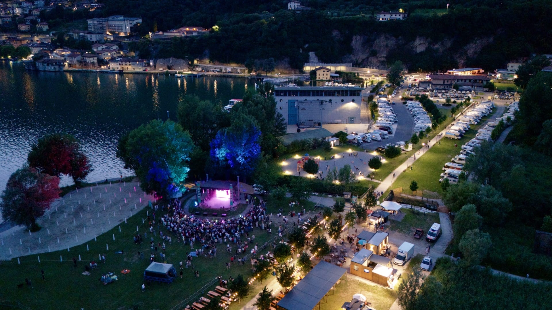 https://storage.ecodibergamo.it/media/photologue/2026/7/6/photos/unestate-sul-lago-alla-baia-delle-rose-con-musica-cinema-e-serate-allaperto_520229d8-7924-11f1-8927-20af79b413ba_1920_1080.jpg