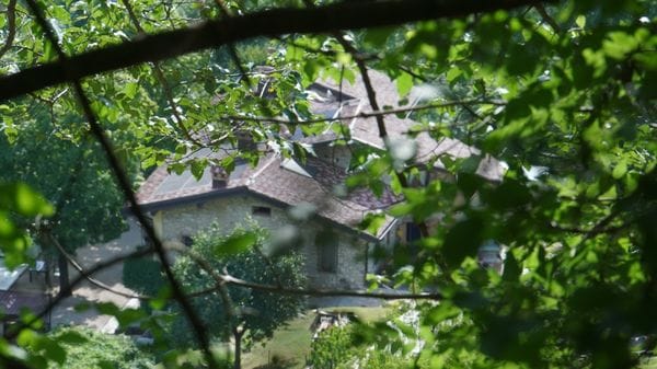 Scavalcano la recinzione e sorprendono la famiglia nel sonno: quei minuti di paura nella rapina all’agriturismo di Alzano