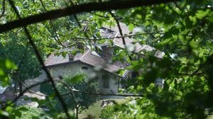 Scavalcano la recinzione e sorprendono la famiglia nel sonno: quei minuti di paura nella rapina all’agriturismo di Alzano