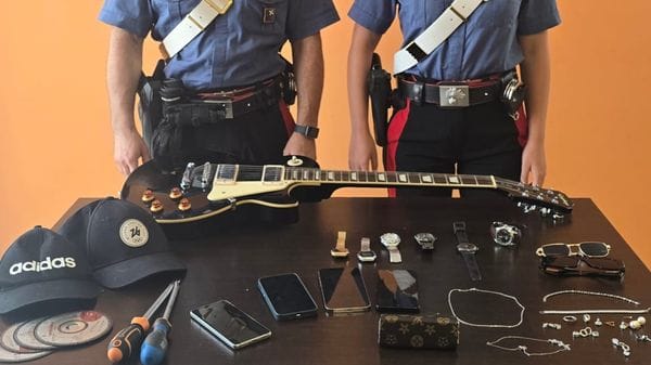 Tentano furti in tre paesi e scappano: due arrestati, recuperati gioielli e orologi rubati