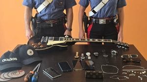Tentano furti in tre paesi e scappano: due arrestati, recuperati gioielli e orologi rubati