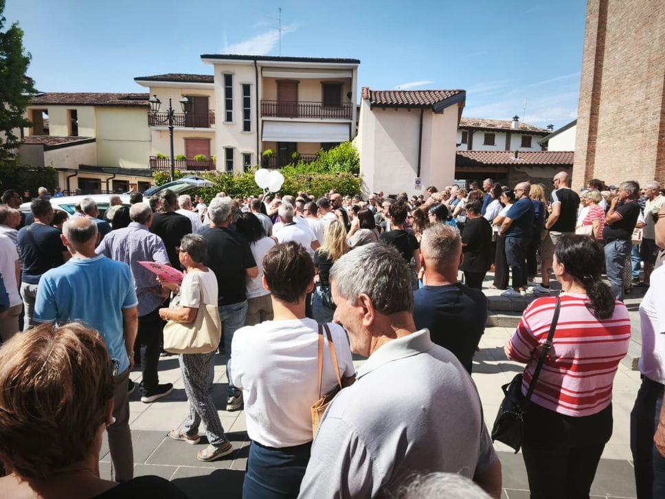 Parrocchiale gremita a Mozzanica per l’ultimo saluto a Daniel Pelucchi
