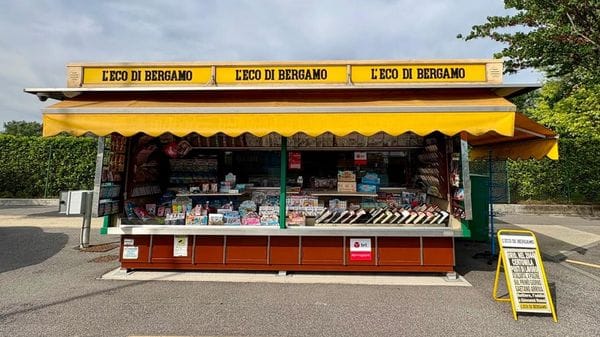 Seriate, a 22 anni ridà vita all’edicola fuori dalle piscine