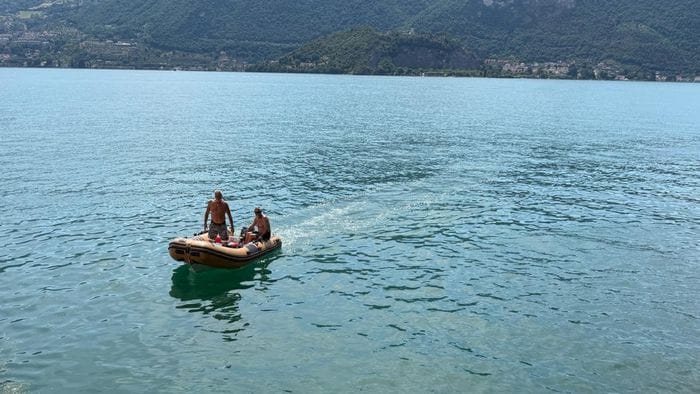 https://storage.ecodibergamo.it/media/photologue/2026/7/8/photos/cache/tavernola-sub-in-cerca-di-ordigni-tra-i-cumuli-di-gomma-sommersa-al-corno_a05860ac-7a3c-11f1-8927-20af79b413ba_1920_1080_v3_large_16_9.jpeg