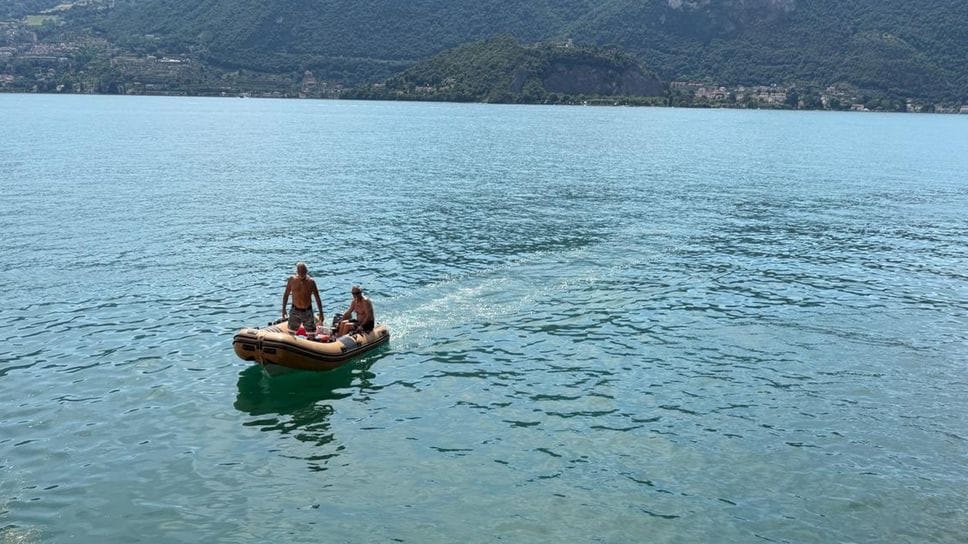 Tavernola, sub in cerca di ordigni tra i cumuli di gomma sommersa al Corno