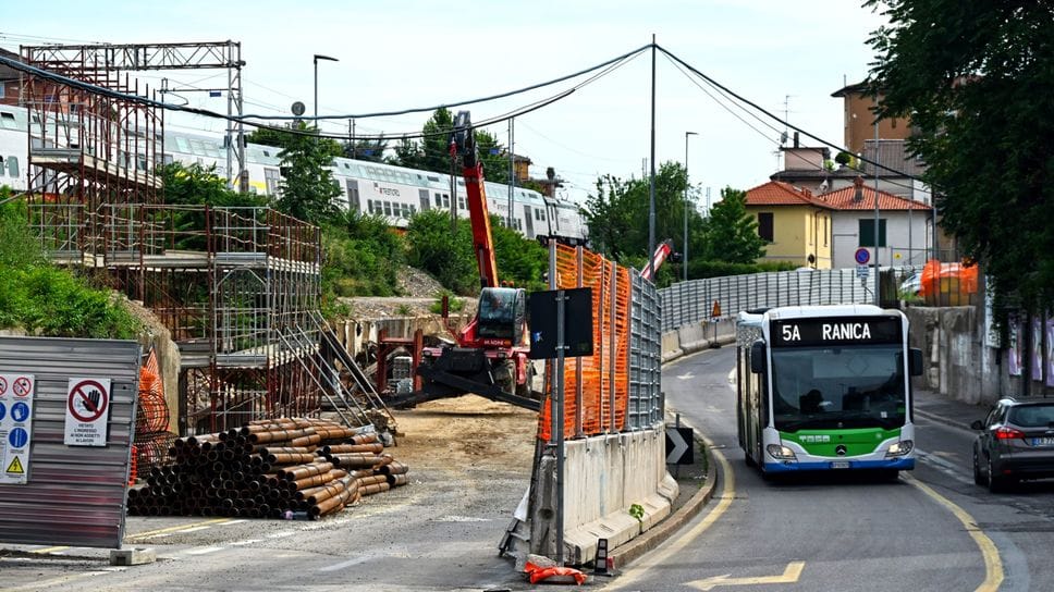 Via dei Caniana a Bergamo, disagi per i parcheggi persi. Il Comune: «I residenti li avranno»