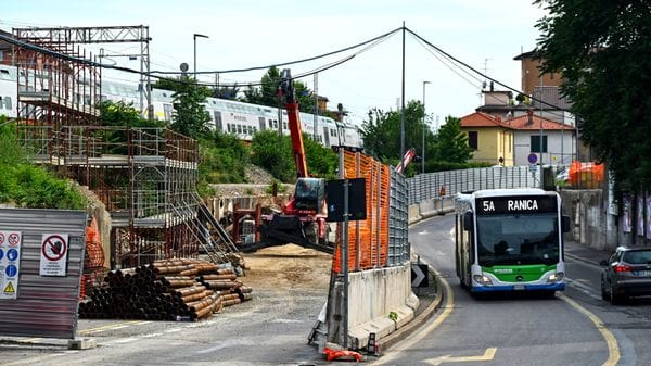 Via dei Caniana a Bergamo, disagi per i parcheggi persi. Il Comune: «I residenti li avranno»