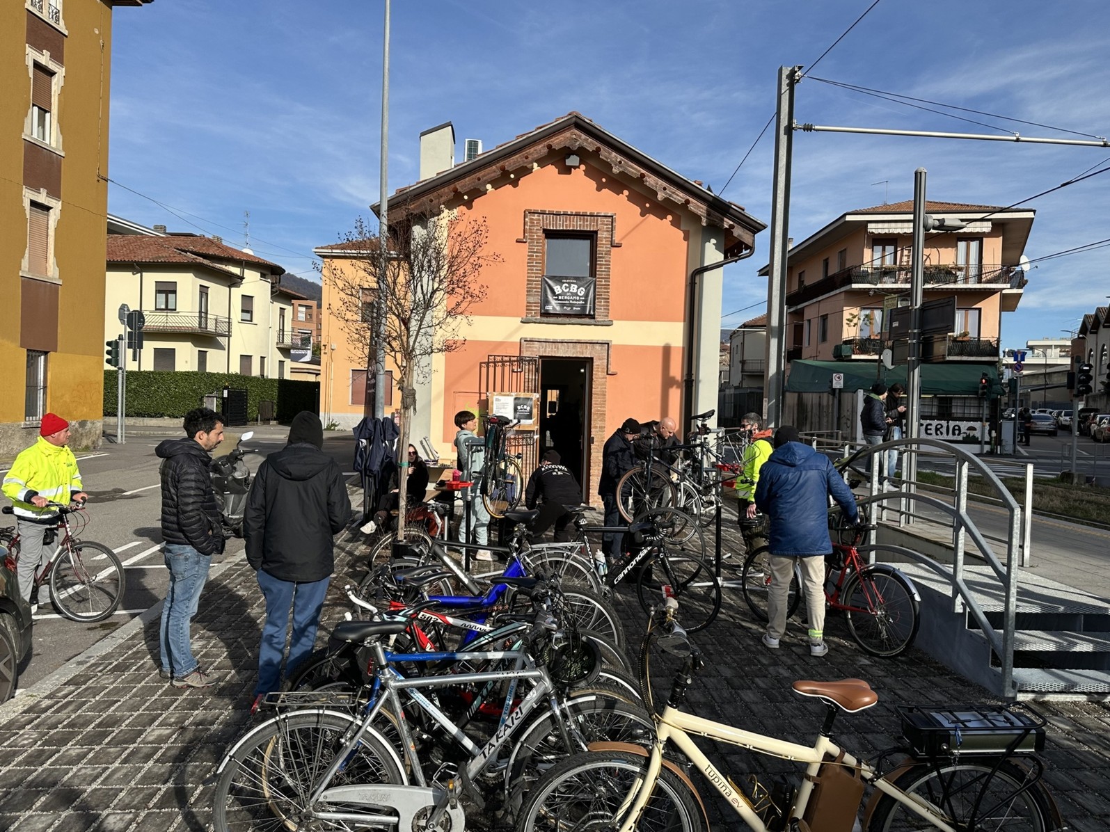 Al civico 48 di via Bianzana apre i battenti uno spazio collaborativo per la riparazione della bicicletta